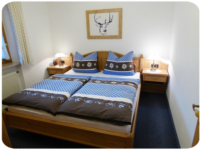Schlafzimmer Ferienwohnung Alpenrose